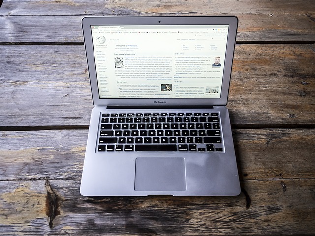 macbook počítače stůl