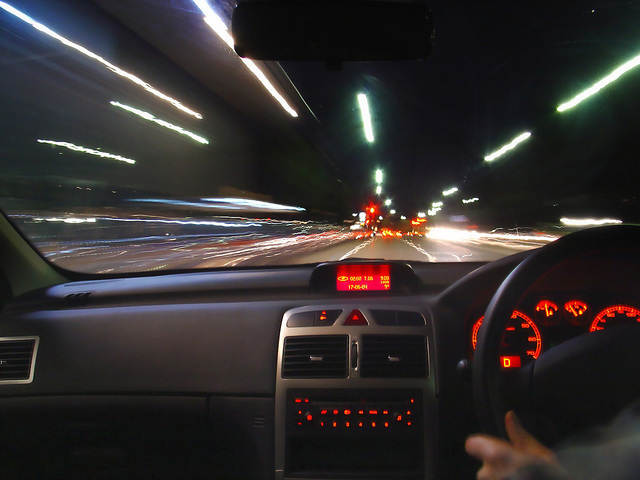 jÃ­zda za volantem na pravÃ© stranÄ› automobilu, rozmazanÃ½ pohled pÅ™i vysokÃ© rychlosti silnice pÅ™ed vozidlem