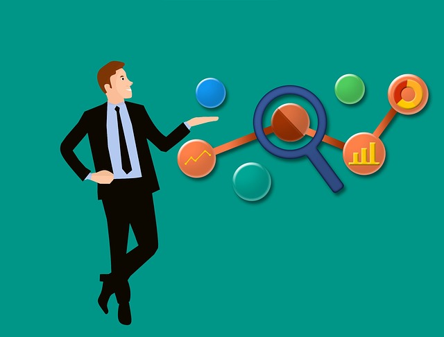 muž ukazující na analýzu webové stránky