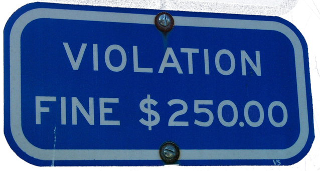 informační cedule o sankci až do výše 250 000 dolarů